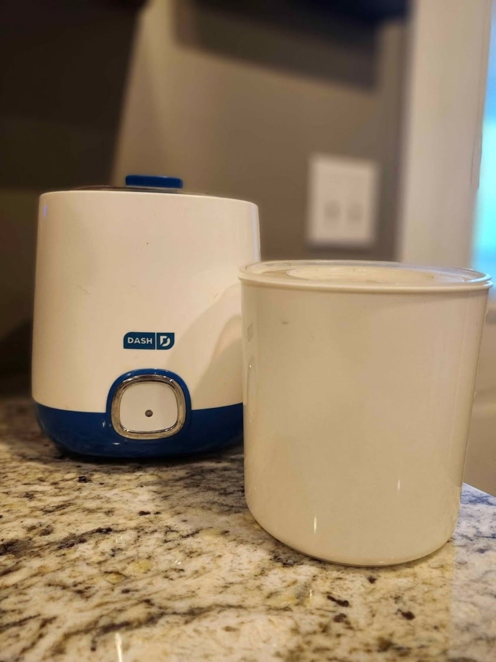 Dash 1 QT Yogurt Maker